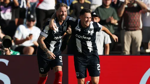 Sergio Ramos festeja el 1-0 junto a Lucas Ocampos.