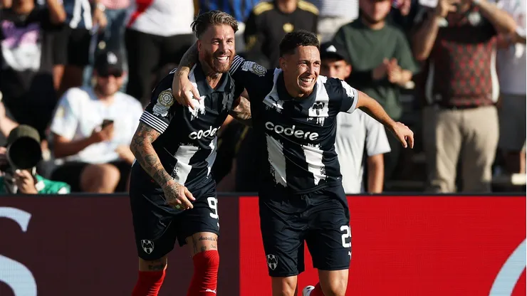 Sergio Ramos festeja el 1-0 junto a Lucas Ocampos.