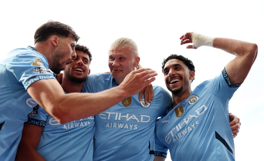 Jugadores de Manchester City celebran un gol (GETTY IMAGES)