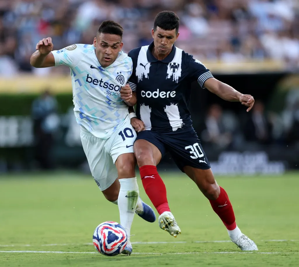 Lautaro Martínez y Jorge Rodríguez luchan por el balón en el Mundial de Clubes (GETTY IMAGES)