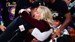 LeBron James y Jeanie Buss.