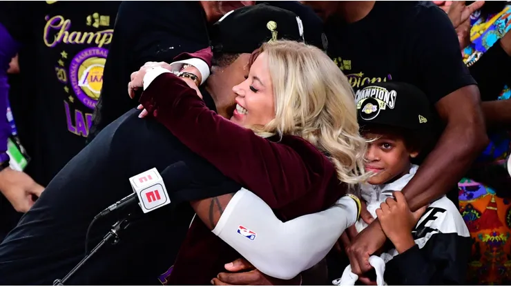 LeBron James y Jeanie Buss.