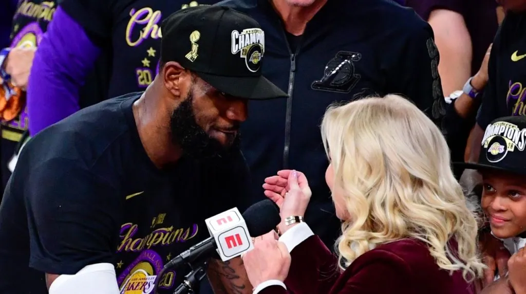 LeBron James y Jeanie Buss. (Foto: Getty Images)