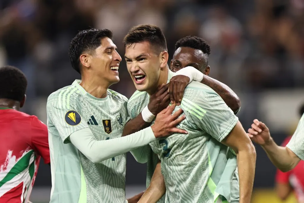 México celebró otro triunfo de la mano de César Montes [Foto: Getty]