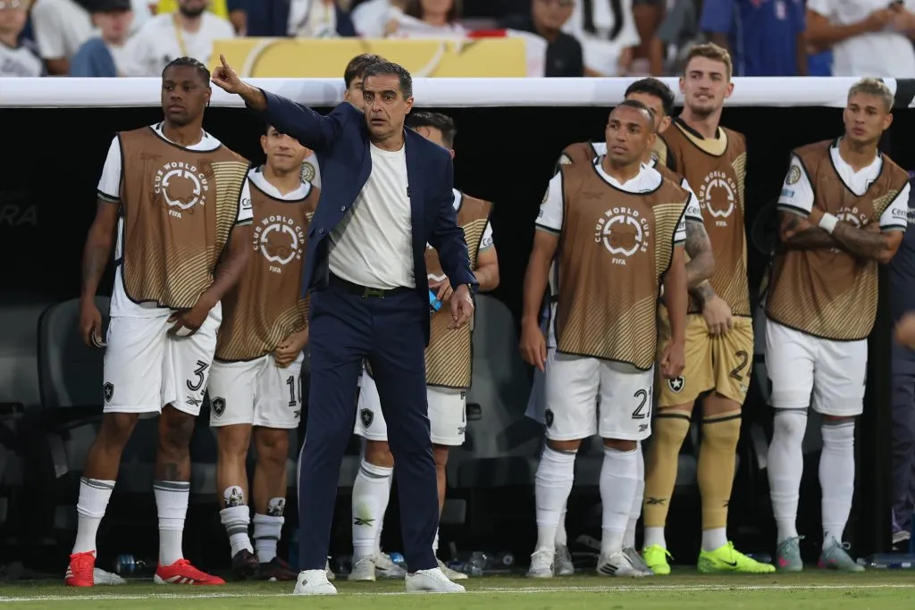 Renato Paiva y sus jugadores, segundos antes del pitazo final [Foto: Getty]