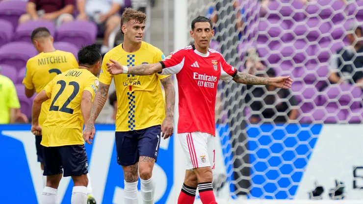 Benfica vs. Auckland se suspendió momentáneamente