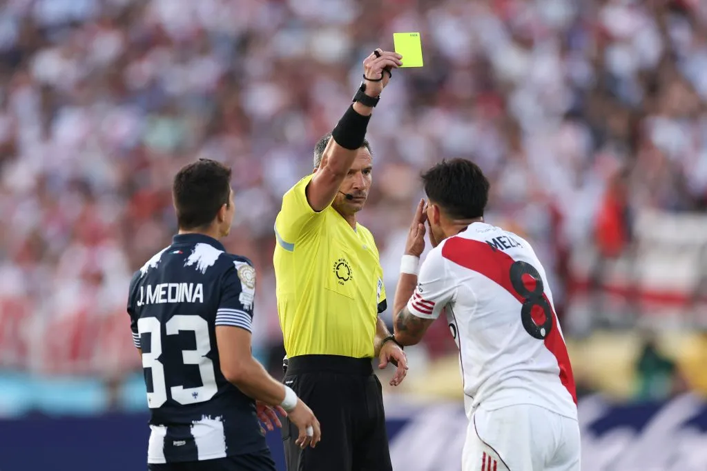 Maxi Meza fue amonestado e instantes después fue sustituido [Foto: Getty]