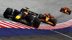 Oscar Piastri y Lando Norris persiguiendo a Max Verstappen en carrera de F1