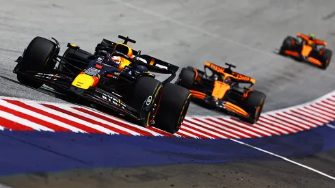 Oscar Piastri y Lando Norris persiguiendo a Max Verstappen en carrera de F1