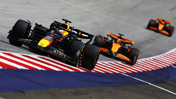Oscar Piastri y Lando Norris persiguiendo a Max Verstappen en carrera de F1