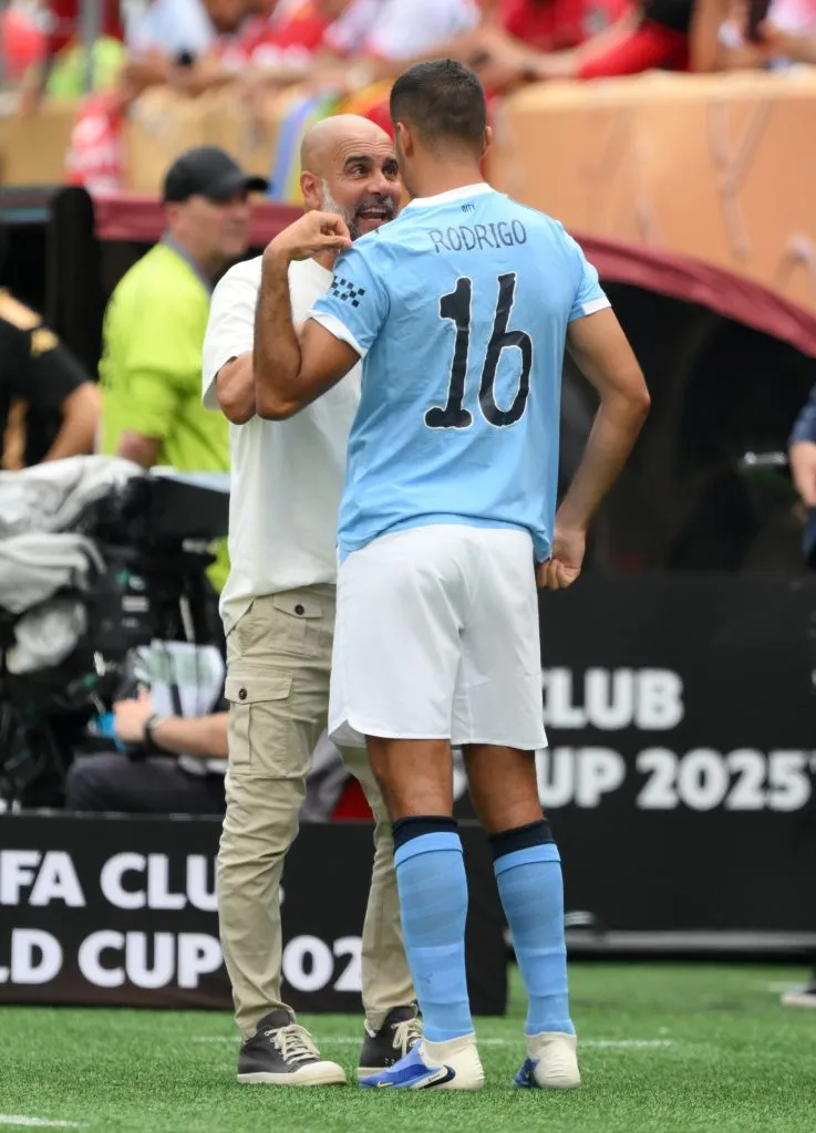 Pep Guardiola platica con Rodri en el Mundial de Clubes (GETTY IMAGES)