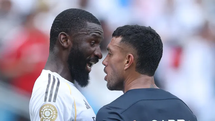 Gustavo Cabral cara a cara con Antonio Rüdiger en Pachuca vs. Real Madrid