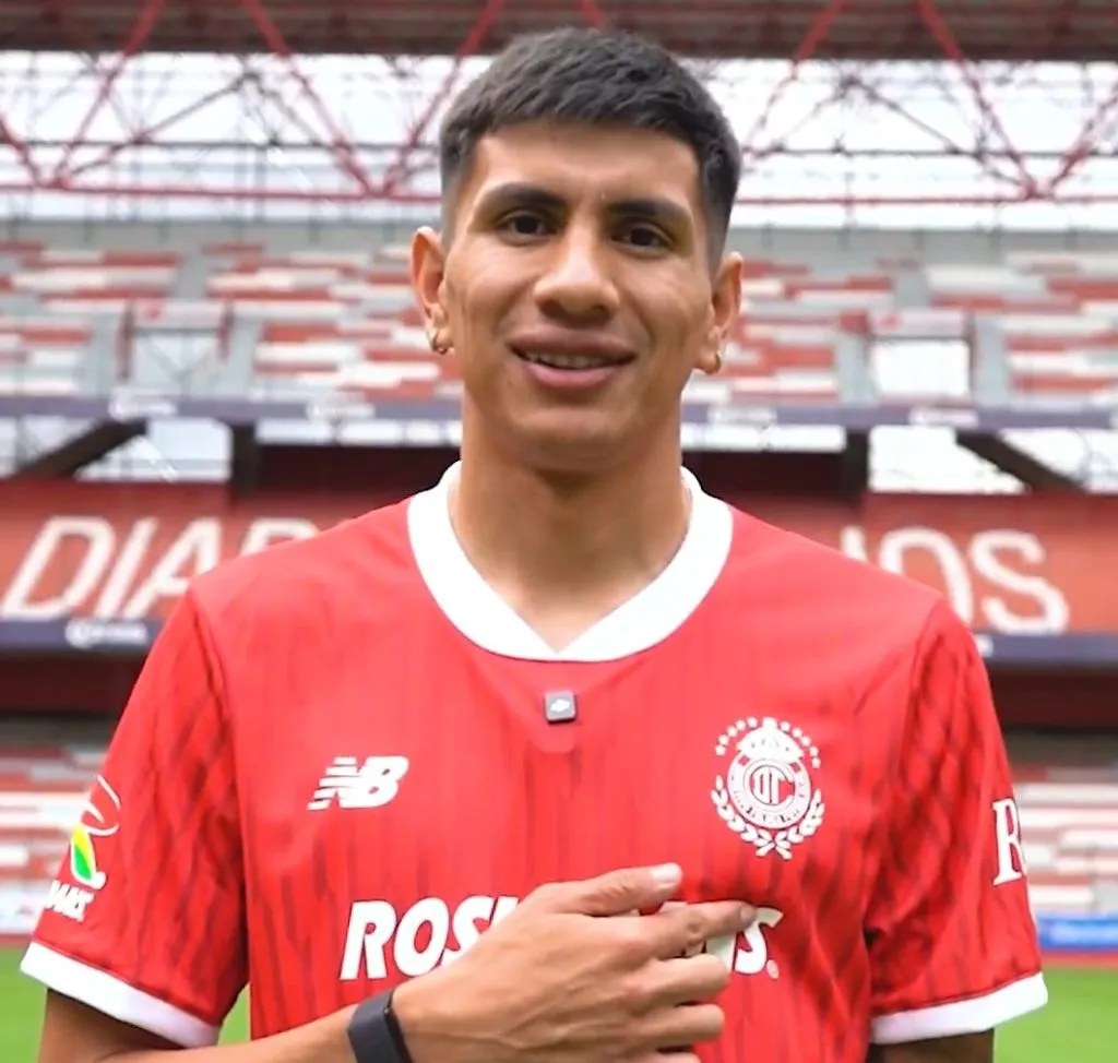 La foto oficial del anuncio de Nico Castro en Toluca.