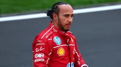 Lewis Hamilton con el mono de Ferrari