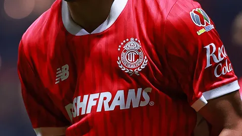 Jugador de Toluca levanta la mano para el 'Tri'.