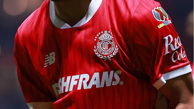 Jugador de Toluca levanta la mano para el 'Tri'.