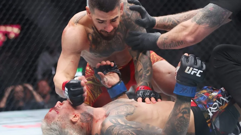 Charles Oliveira terminó noqueado de manera brutal por Ilia Topuria en UFC 317. (GETTY IMAGES)