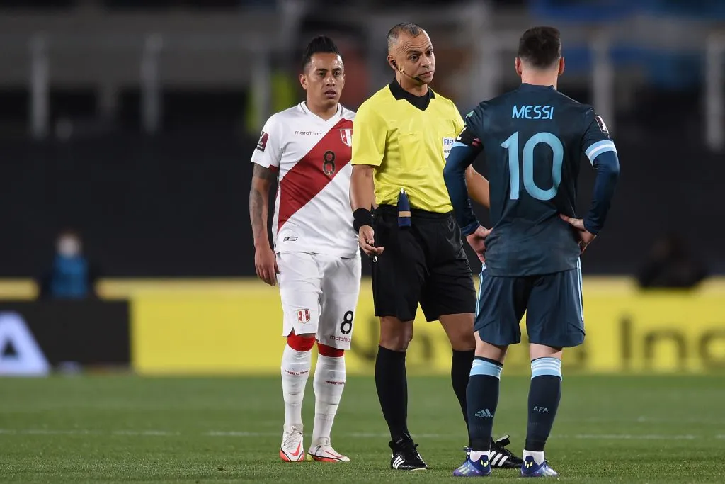 Wilton Sampaio y Lionel Messi, en un Argentina-Perú hace unos años [Foto: Getty]