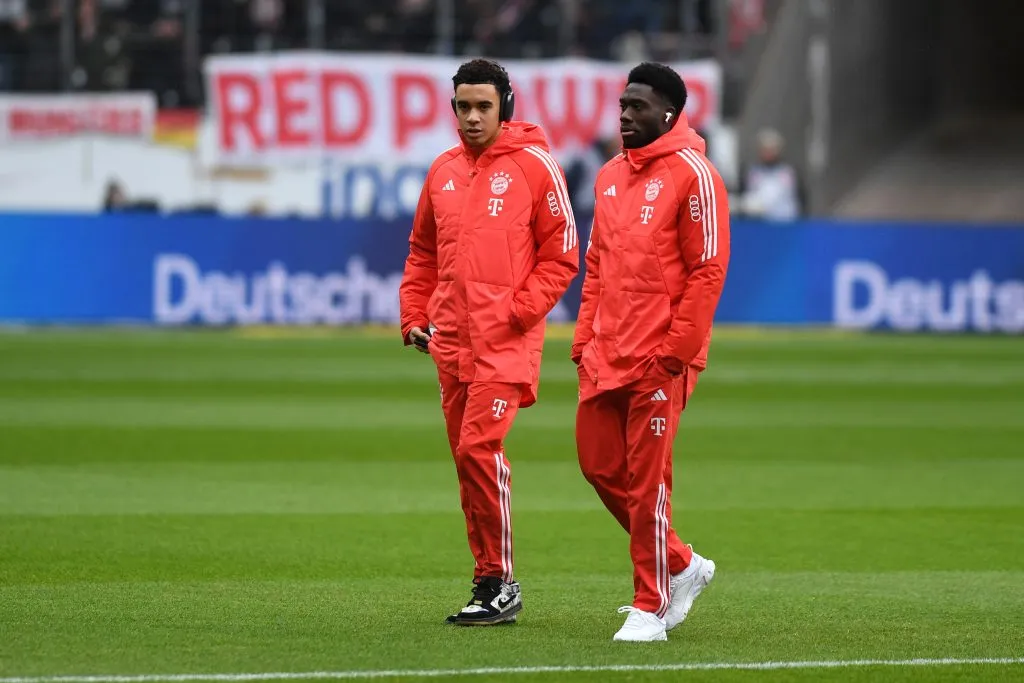 Jamal Musiala y Alphonso Davies con la indumentaria de Bayern Múnich (GETTY IMAGES)