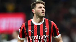 Santiago Giménez podría de hacerse de la titularidad en Milan tras la salida de varios futbolistas