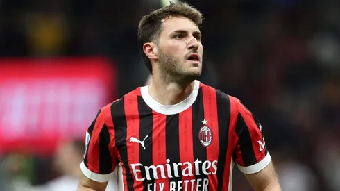 Santiago Giménez podría de hacerse de la titularidad en Milan tras la salida de varios futbolistas