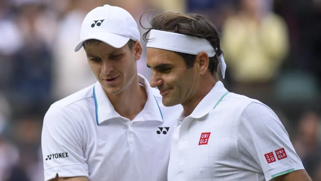Hubert Hurkacz obtuvo la victoria más importante de su carrera ante Roger Federer en Wimbledon 2021. (GETTY IMAGES)