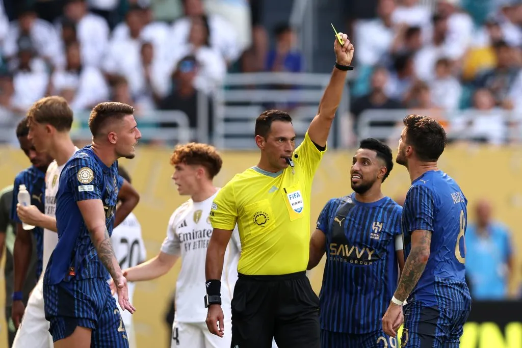 Facundo Tello dirigiendo en el Mundial de Clubes 2025 (Getty Images)