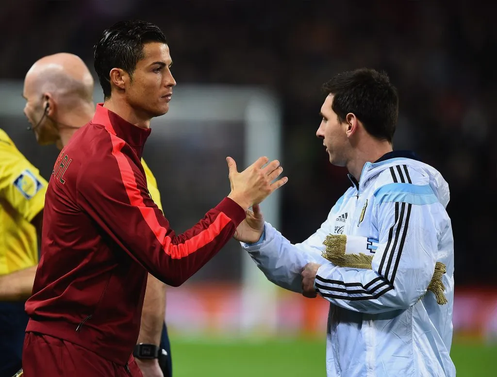 Cristiano Ronaldo saluda a Lionel Messi antes de un Portugal vs. Argentina (GETTY IMAGES)