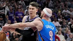 Jake LaRavia y Alex Caruso.