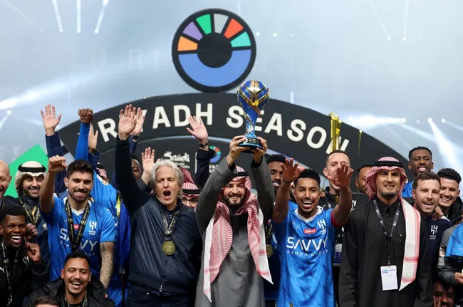 Fahad Bin Nafel celebra el título de la temporada 2023-24 con Jorge Jesús y Salem Al-Dawsari (Getty Images)