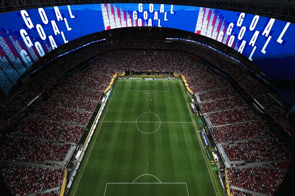 El Mercedes Benz Stadium cuenta con techo retráctil, una pantalla de video de halo de 360 grados y capacidad para 71.000 personas. (Getty Images)