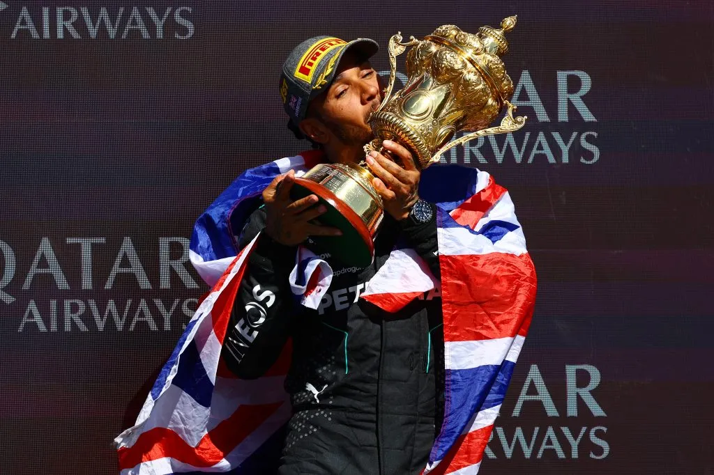 Lewis Hamilton en el podio del GP de Gran Bretaña 2024 (GETTY IMAGES)