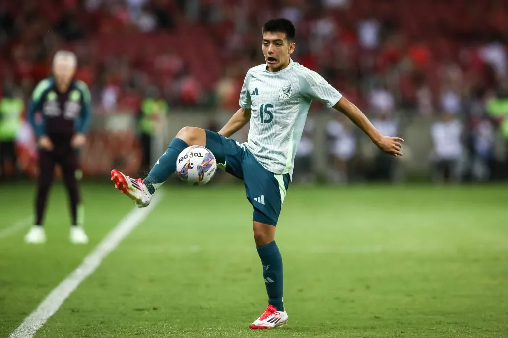 Gilberto Mora con la playera de la Selección Mexicana (GETTY IMAGES)