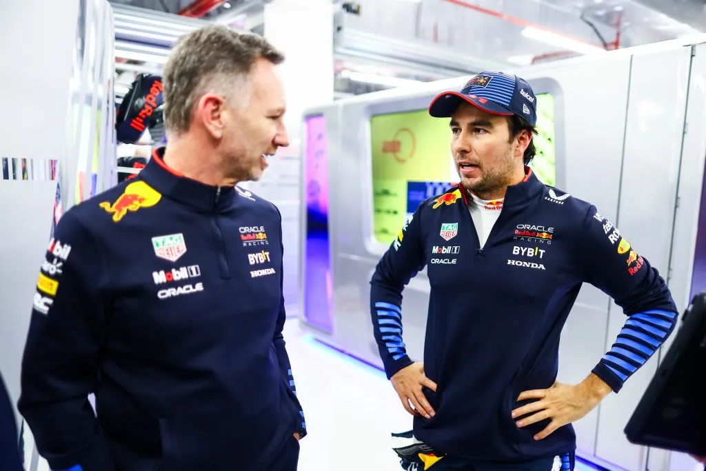 Christian Horner platica con Checo Pérez (GETTY IMAGES)