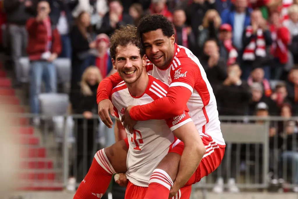 Leon Goretzka celebra un gol de Bayern Múnich con Serge Gnabry (GETTY IMAGES)
