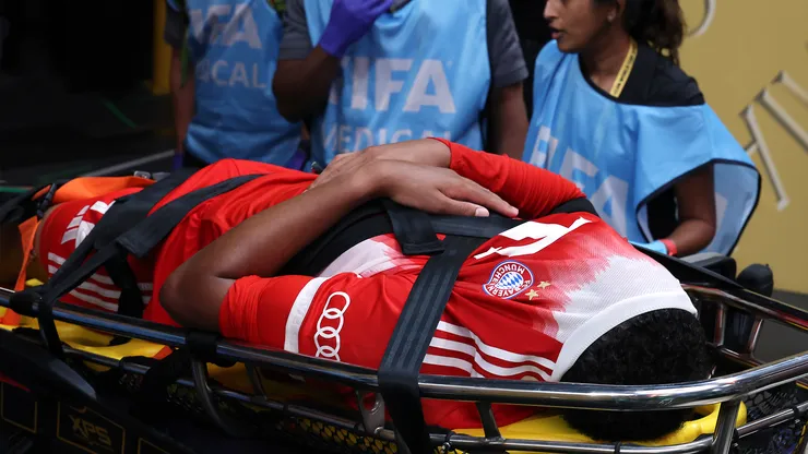 Jamal Musiala fue retirado en camilla