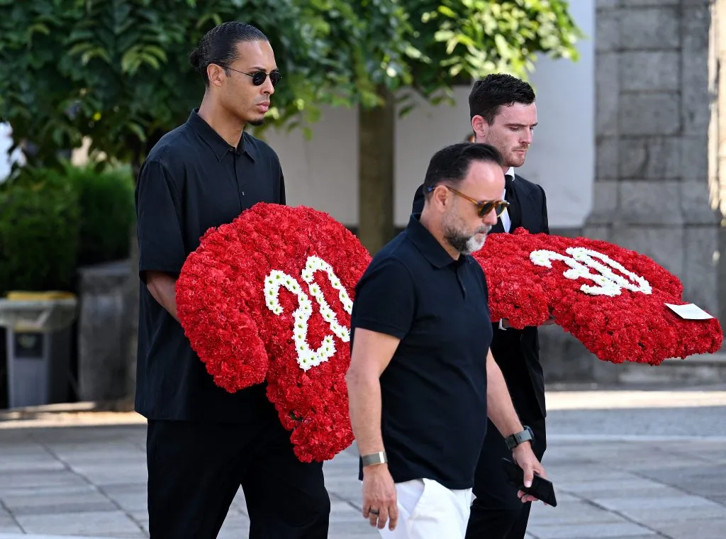 Virgil van Dijk y Andrew Robertson en el funeral (Getty Images)