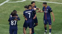 Futbolistas del PSG se abrazan luego del gol de la victoria ante Bayern Múnich