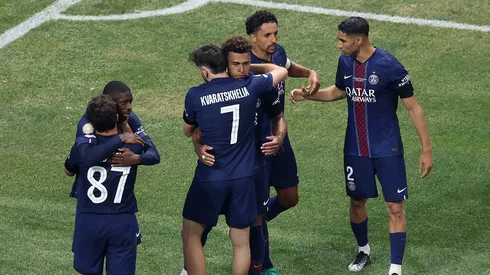Futbolistas del PSG se abrazan luego del gol de la victoria ante Bayern Múnich