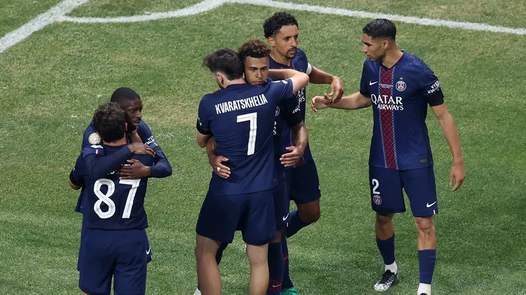Futbolistas del PSG se abrazan luego del gol de la victoria ante Bayern Múnich