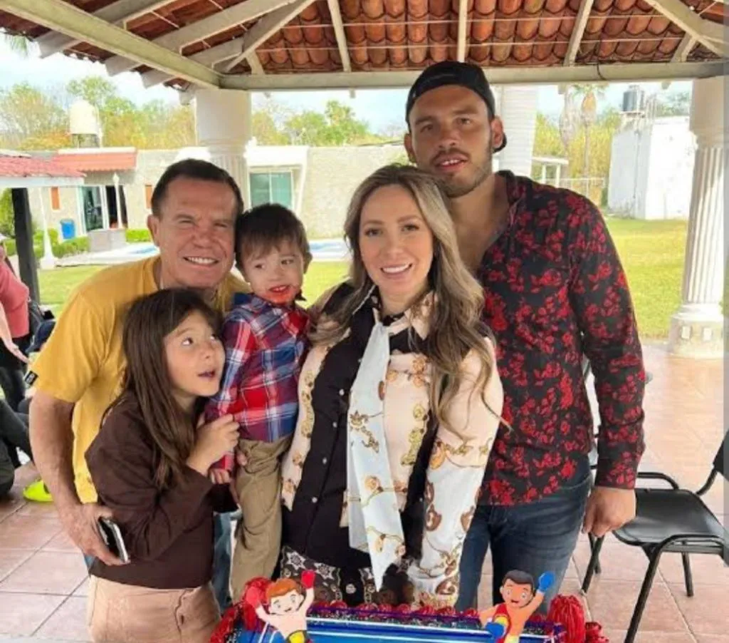 Frida Muñoz junto a los Chávez, padre e hijo. (X)