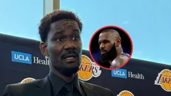 Deandre Ayton y LeBron James.