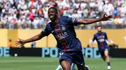 Ousmane Dembélé festeja su tanto en la goleada histórica por 4-0 del PSG ante Real Madrid.