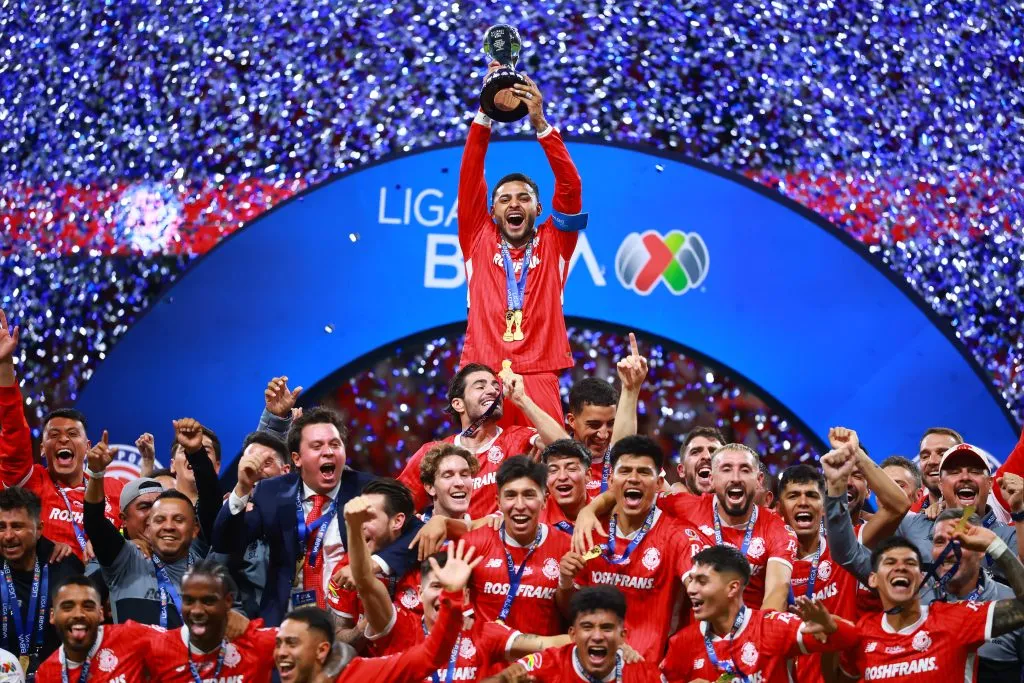 Toluca mantuvo la base del equipo campeón y sumó dos refuerzos hasta el momento: el portero Hugo González y el volante argentino Nicolás Castro. (Getty Images)