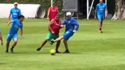 Gabriel Milito y una insólita patada a un periodista en un amistoso