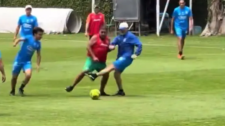 Gabriel Milito y una insólita patada a un periodista en un amistoso