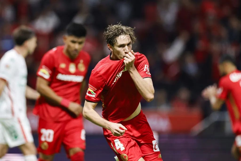 Marcel Ruiz convirtió y se besó el escudo de Toluca [Foto: Getty]