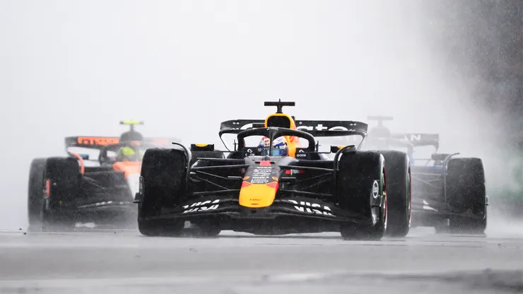 Max Verstappen bajo la lluvia de Silverstone