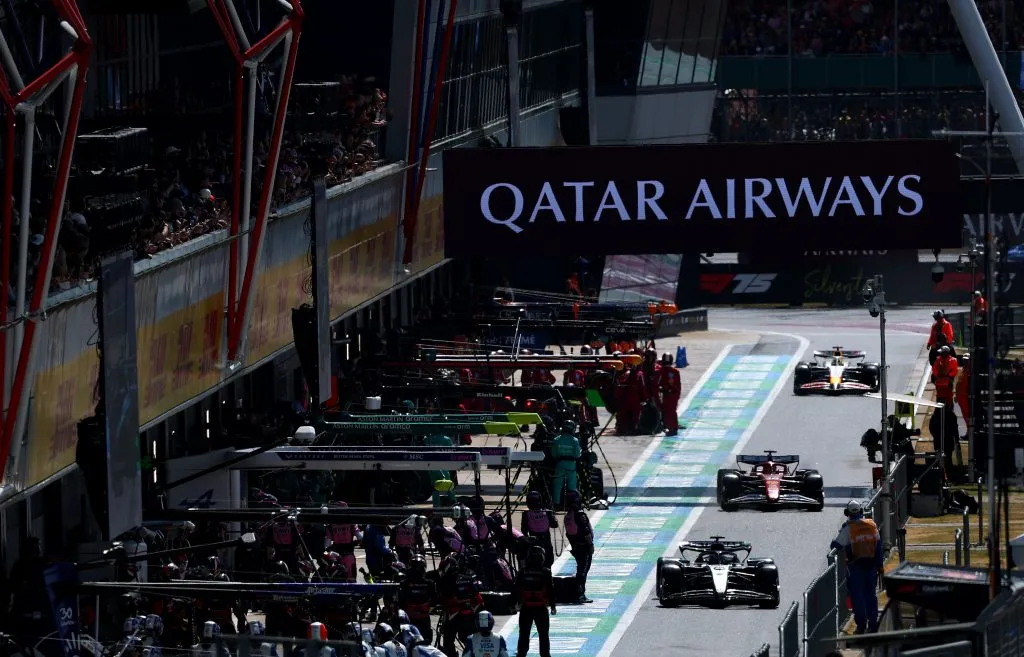 Coches de la F1 en la pista de boxes de Silverstone (GETTY IMAGES)