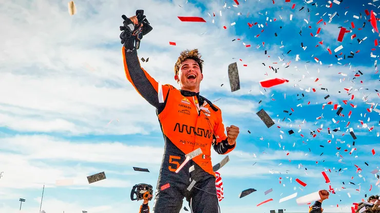Pato O'Ward celebra su triunfo en Iowa Speedway